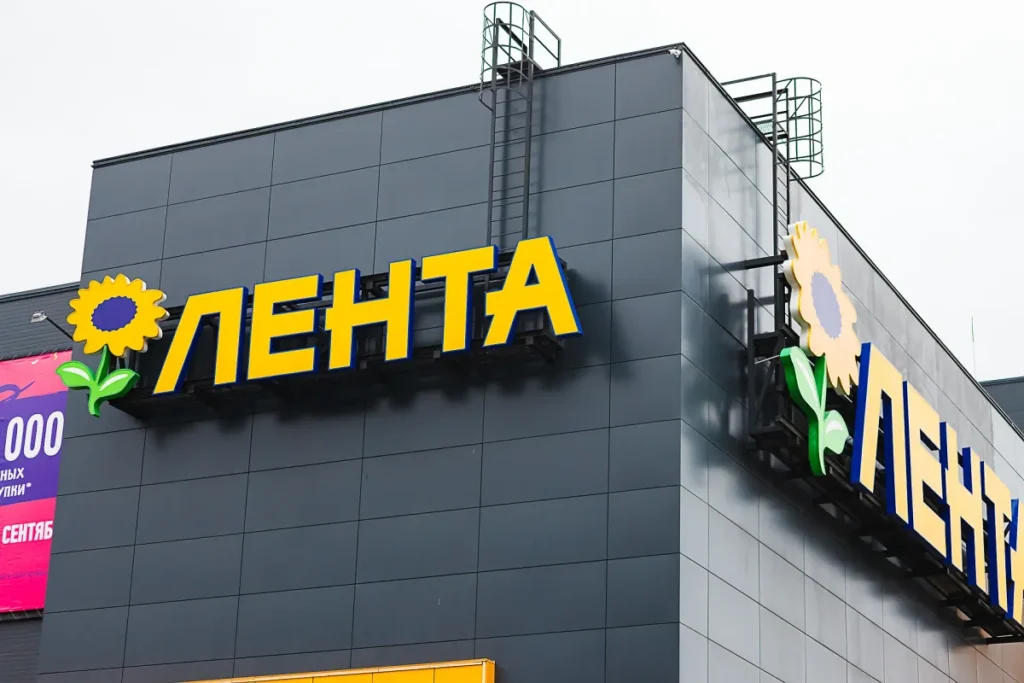 Жёлтые буквы вывески «Лента» на угловой части фасада